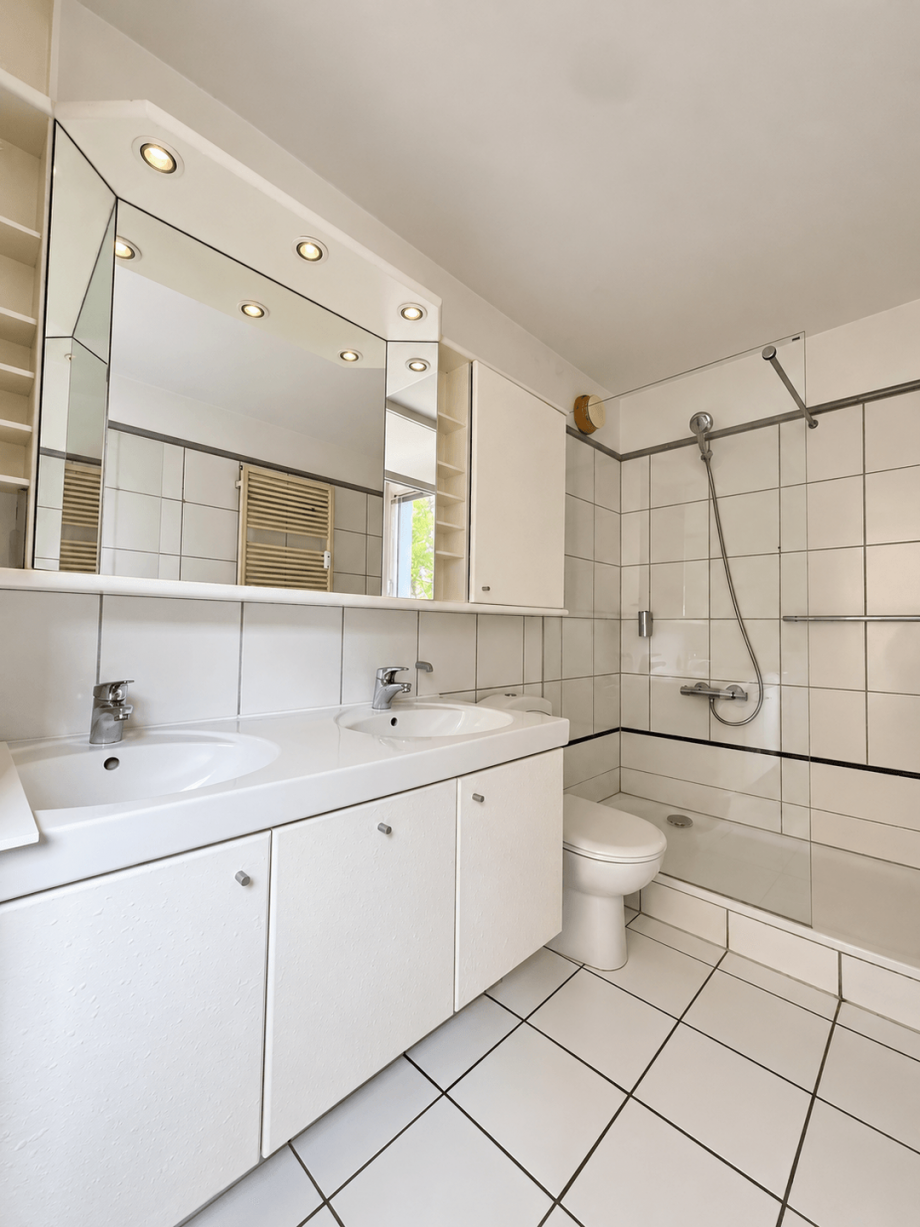 Modernes Badezimmer mit Doppelwaschtisch (1) Wohnung Stuttgart