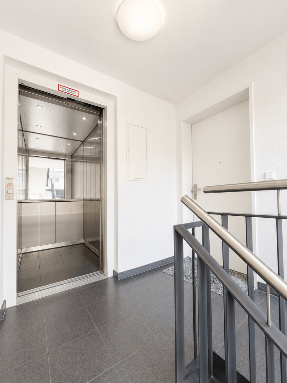Treppenhaus mit Lift Etagenwohnung Waiblingen