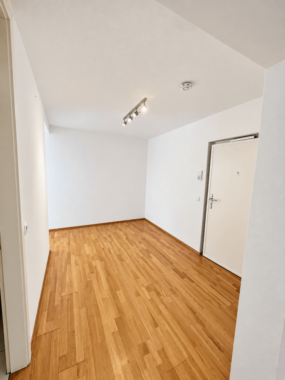 Minimalistischer heller Flur mit Eichenparkett Wohnung Stuttgart