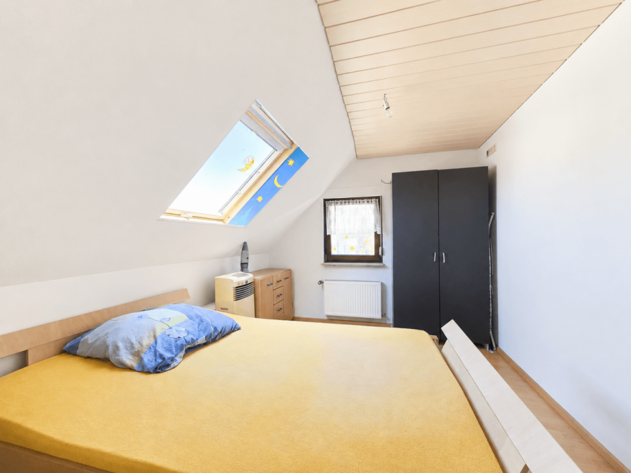 Schlafzimmer 1. DG Mehrfamilienhaus Stuttgart
