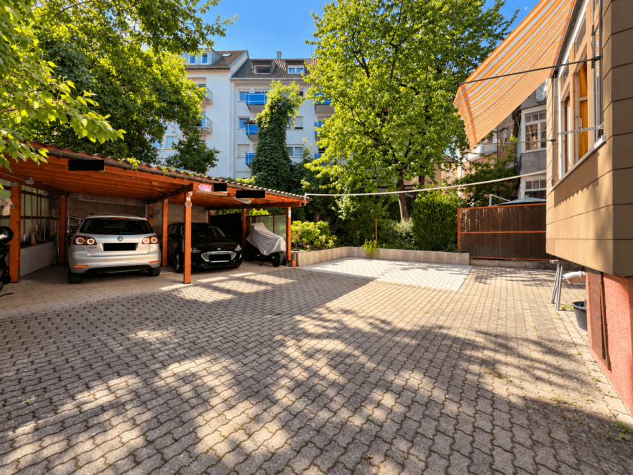 Innenhof mit Stellpl�tzen Mehrfamilienhaus Stuttgart