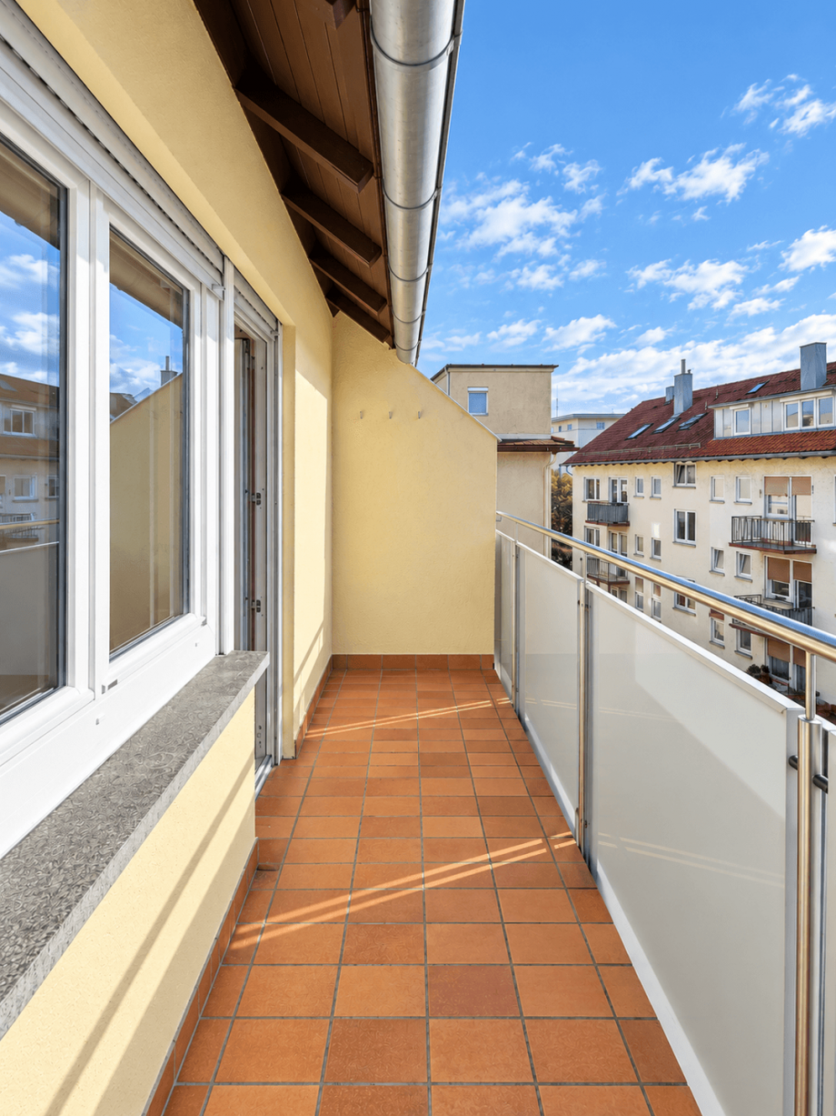 Moderner Balkon mit Stadtblick Etagenwohnung Stuttgart