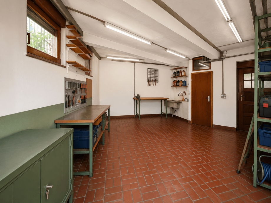 Werkstatt (mit KI bearbeitet) Mehrfamilienhaus Stuttgart